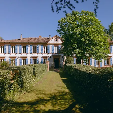 Le Manoir De *