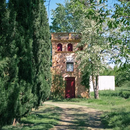 Le Manoir De *